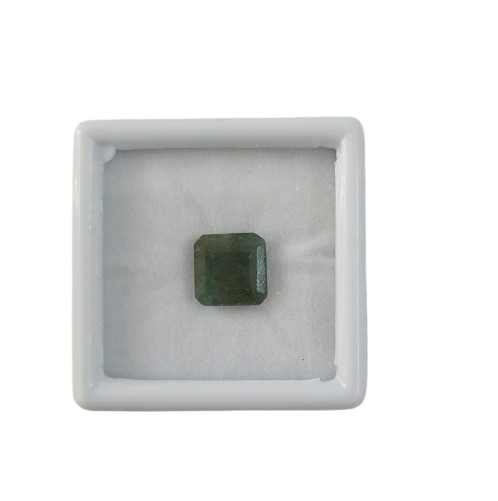 Natural certified green emerald Panna gemstone rich green color

Close up natural emerald oval cut lab certified stone

Certified Panna stone with authenticity report

Premium green emerald Mercury gemstone for astrology